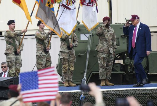 10일 미국 노스캐롤라이나주 포트 브래그에서 열린 미 육군 창설 250주년 기념 행사에서 도널드 트럼프 대통령이 연설을 하기 위해 무대에 등장하고 있다. AFP연합뉴스