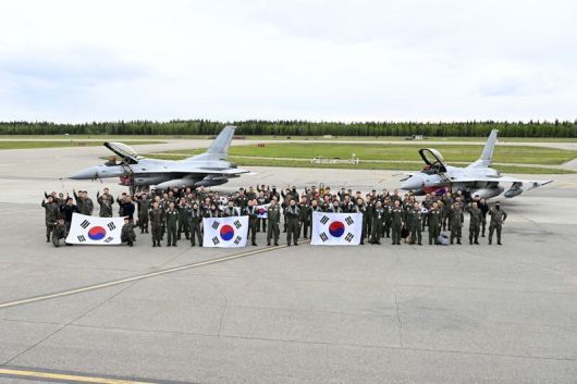 지난 4일(현지시각) 미국 알래스카주 아일슨 기지에 도착한 공군 장병들이 성공적인 훈련을 다짐하며 케이에프(KF)-16 전투기 앞에서 단체 사진을 찍고 있다. 공군 제공