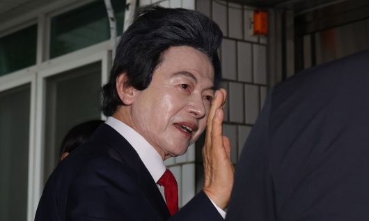 허경영 국가혁명당 명예대표가 지난달 16일 경기도 의정부시 가능동 의정부지방법원에서 구속 전 피의자심문에 앞서 취재진 질문에 답하고 있다. 연합뉴스