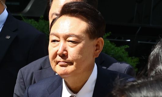 윤석열 전 대통령이 9일 서울중앙지방법원에서 열린 내란 사건 6차 공판에 출석하고 있다. 사진공동취재단