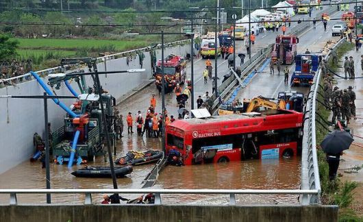 충북 청주시 오송읍 궁평2지하차도에서 지난 2023년 7월16일 119 구조대원들이 실종자 주검을 수습해 물 밖으로 인양하고 있다. 신소영 기자