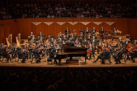 피아니스트 임윤찬이 지난 11일 서울 예술의전당에서 클라우스 메켈레가 지휘한 파리 오케스트라와 라흐마니노프 피아노 협주곡 4번을 협연하고 있다. 빈체로 제공