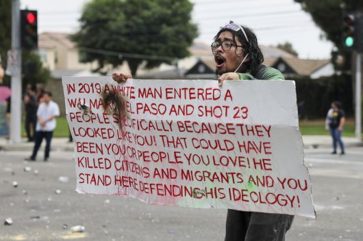 한 시위자가 미국 이민세관단속국(ICE)이 캘리포니아 파라마운트에서 급습 작전을 벌인 뒤 홈디포 인근에서 연방 요원들에게 소리치고 있다. 로스앤젤레스/EPA 연합뉴스