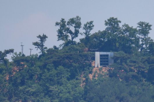 군이 대북 확성기 방송을 중지한 다음 날인 12일 오전 인천 강화군 송해면 당산리에서 본 북한 황해북도 개풍군 한 야산에 설치된 대남 확성기의 모습. 김영원 기자 forever@hani.co.kr
