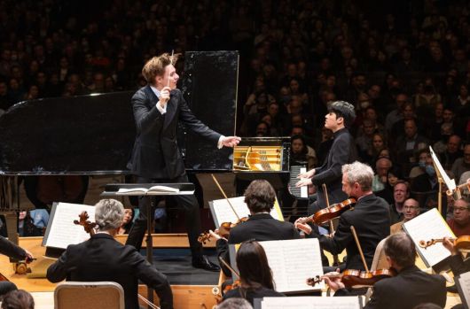 지휘자 클라우스 메켈레가 이끄는 파리 오케스트라와 피아니스트 임윤찬의 지난해 미국 보스턴 협연 장면. © Robert Torres