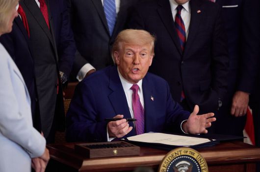 도널드 트럼프 미국 대통령이 12일(현지시각) 워싱턴 디시(D.C.) 백악관 이스트룸에서 캘리포니아주의 ‘휘발유 차량 단계적 퇴출 및 2035년부터 신규 판매 금지’ 조처를 없애는 연방 의회 결의안에 서명하고 있다. 워싱턴/EPA 연합뉴스