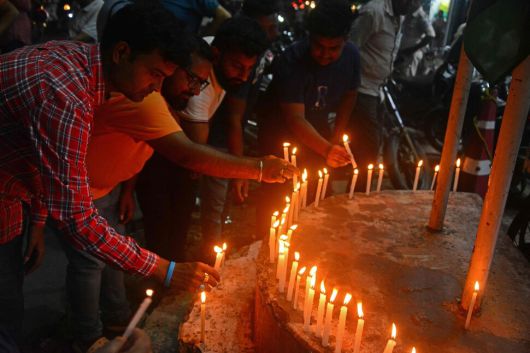 12일(현지시각) 인도 동부 실리구리에서 시민들이 에어인디아 여객기 참사 희생자들을 추모하고 있다. 실리구리/AFP 연합뉴스