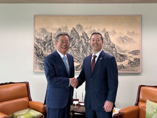 조구래 외교부 외교전략정보본부장(왼쪽)이 13일 서울 외교부 청사에서 션 오닐 미국 국무부 동아태국 고위 관리와 악수하고 있다. 외교부 제공