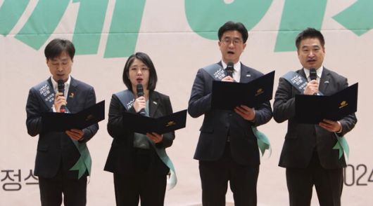 용혜인 기본소득당 대표(왼쪽 두 번째)와 최혁진 의원(오른쪽 첫 번째)이 22대 총선 전 새진보연합 소속 국회의원으로 복귀할 것을 약속한다고 선언하는 모습. 기본소득당 제공