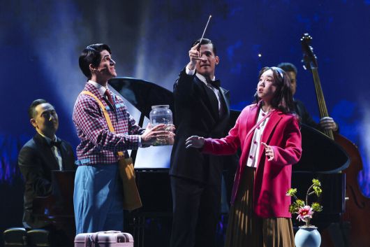 8일 저녁(현지시각) 미국 뉴욕 라디오시티홀에서 열린 제78회 토니상 시상식에서 ‘어쩌면 해피엔딩’ 배우들이 뮤지컬 넘버를 부르고 있다. 뉴욕/로이터 연합뉴스