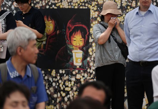 한 추모객이 13일 경기도 양주시 광적면 효촌리 효순미선평화공원에서 열린 고 신효순·심미선 23주기 추모제에서 눈물을 훔치고 있다. 정용일 선임기자 yongil@hani.co.kr