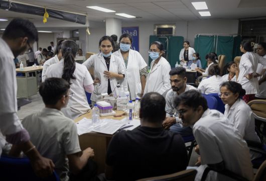 12일(현지시각) 인도 서부 아메다바드의 한 병원에서 의료진들이 에어인디아 여객기 참사 유가족들의 유전자(DNA)를 채취하고 있다. 아메다바드/로이터 연합뉴스