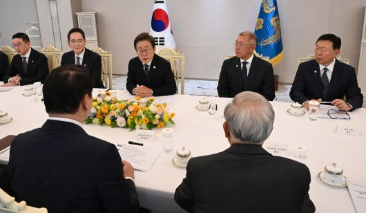 이재명 대통령이 13일 서울 용산 대통령실청사에서 열린 ‘경제단체와 기업인 간담회’에서 발언하고 있다. 구광모 엘지(LG)그룹 회장(뒷줄 왼쪽부터), 이재용 삼성전자 회장, 이 대통령, 정의선 현대자동차그룹 회장, 신동빈 롯데그룹 회장. 대통령실사진기자단