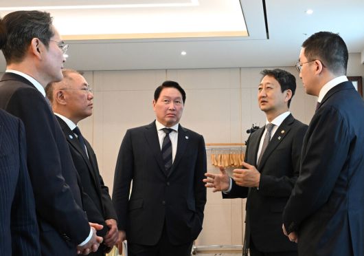 13일 서울 용산 대통령실청사에서 열린 ‘경제단체와 기업인 간담회’ 시작에 앞서 참석자들이 이야기를 나누고 있다. 왼쪽부터 이재용 삼성전자 회장, 정의선 현대자동차그룹 회장, 최태원 에스케이(SK) 그룹 회장 겸 대한상의회장, 안덕근 산업통상자원부 장관, 구광모 엘지(LG)그룹 회장. 대통령실사진기자단