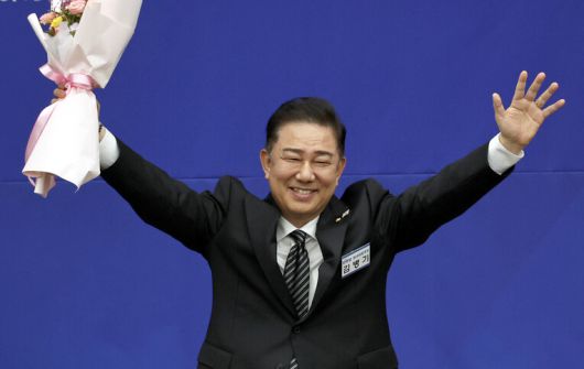 김병기 신임 더불어민주당 원내대표가 13일 오후 국회에서 당선되자 꽃다발을 들고 인사하고 있다. 윤운식 선임기자 yws@hani.co.kr