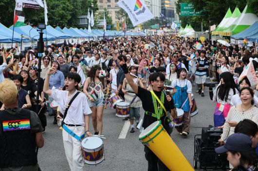 14일 열린 26회 서울퀴어퍼레이드 모습. 정용일 선임기자 yongil@hani.co.kr