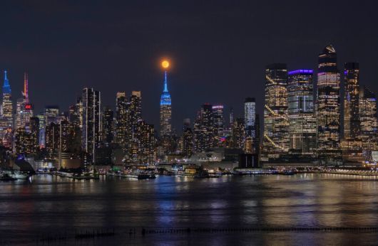 뉴욕의 사진작가 게리 허숀이 촬영한 엠파이어 스테이트빌딩 위의 보름달. 달빛과 도시의 인공조명이 다채로운 장면을 만들어냈다. x.com/GaryHershorn