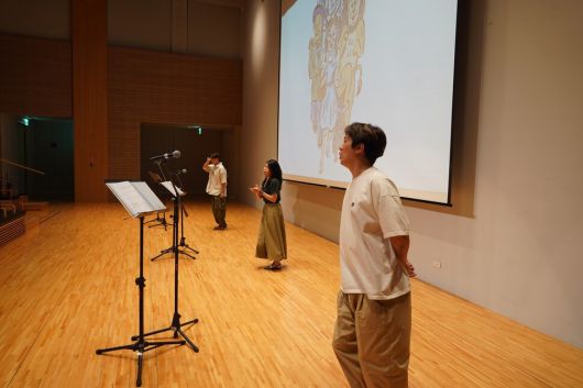 지난 4월23일 있었던 ‘오즈의 마법사’ 독서 공연. 관객들 앞에서 내레이터들이 읽는 방식으로 진행된다. 콤마북스 제공