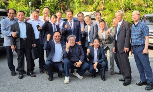 이재명 대통령과 과거 오리엔트 시계공장에서 함께 일했던 동료들이 14일 이 대통령의 장남 이동호씨 결혼식에 초대돼 정청래 더불어민주당 의원과 기념사진을 찍고 있다. 정청래 의원 페이스북 갈무리