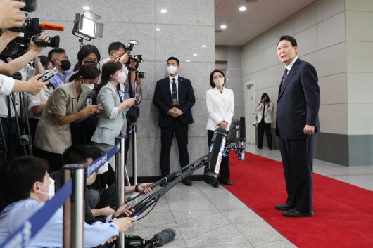 2022년 6월21일 윤석열 당시 대통령이 대통령실로 들어가기 전에 취재진 질의에 답하고 있다. 윤 대통령은 문재인 정권의 ‘북한 어민 강제 북송 의혹’에 대해 검토하고 있다고 답했다. 대통령실사진기자단