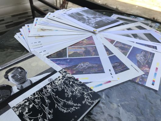 황페이산이 펼쳐놓고 보고 있는 논픽션 만화 이미지들. 슬로워크 제공