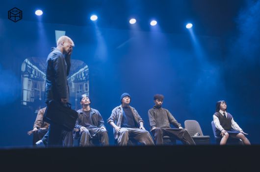 지난해 12월31일 ‘그 승객들이 가르쳐준 것’ 스트리트 댄스 공연. 콤마북스 제공