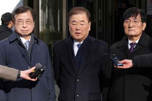 서훈 전 국가정보원장(왼쪽부터), 정의용 전 국가안보실장, 노영민 전 대통령 비서실장이 지난 2월19일 서울중앙지법에서 열린 ‘탈북어민 강제 북송’ 사건 1심 선고를 마치고 입장을 밝히고 있다. 정용일 선임기자 yongil@hani.co.kr