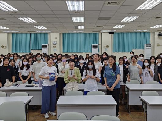 대만 가오슝 여자 고등학교에서 열린 #미투 도서 전시와 강연회. 콤마북스 제공