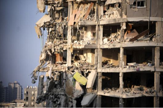 이란의 탄도 미사일 공격에 의해 14일 파괴된 이스라엘 텔아비브 중심가의 빌딩의 15일 모습. AP 연합뉴스