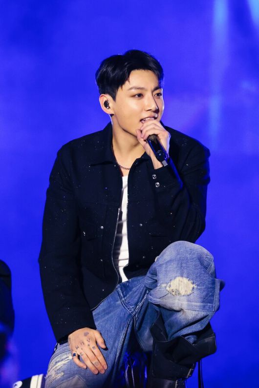 지난 13일 경기 고양시 고양종합운동장 주경기장에서 열린 방탄소년단 제이홉(가운데)의 월드투어 앙코르 콘서트 ‘호프 온 더 스테이지 파이널’에서 자신의 히트곡 ‘세븐’을 부른 정국. 빅히트 뮤직 제공