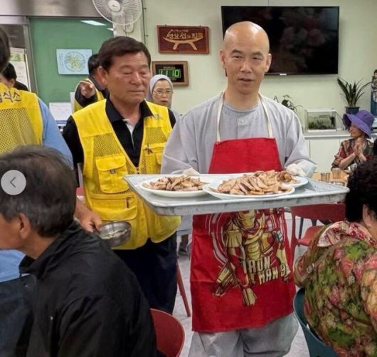 지난 12일 광주시 남구 방림동 성요셉의 집 사랑의 식당에서 문빈정사 법공스님이 삼겹살을 구워 이용자들에게 전달하고 있다. 오영순 의원 페이스북 갈무리
