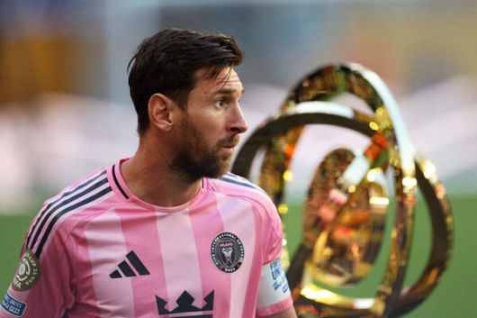 인터 마이애미의 리오넬 메시가 클럽월드컵 우승 트로피 옆을 지나가고 있다. 마이애미/AFP 연합뉴스