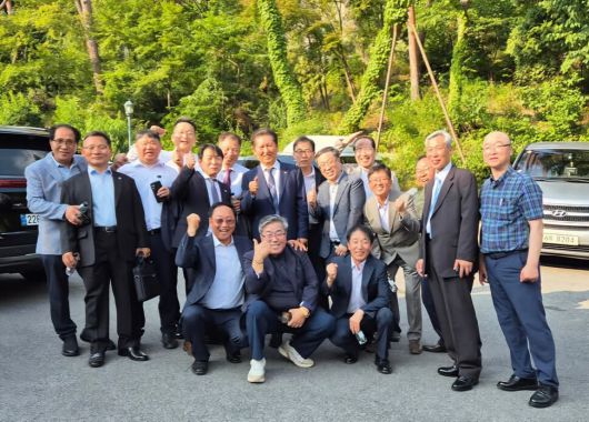 이재명 대통령과 과거 오리엔트 시계 공장에서 함께 일했던 동료들이 14일 이 대통령의 장남 이동호씨 결혼식에 초대돼 정청래 더불어민주당 의원과 기념사진을 찍고 있다. 정청래 의원 페이스북 갈무리