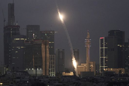 이스라엘의 방공 시스템 아이언돔이 지난 13일(현지시각) 텔아비브 상공에서 이란이 발사한 미사일을 요격하기 위해 작동하는 모습. AP=연합뉴스
