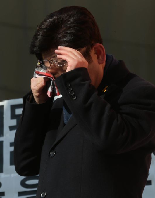 이재명 대통령이 첫 번째 대선에 도전한 2017년 1월23일 과거 ‘소년공’으로 일했던 경기 성남시 오리엔트 시계 공장 마당에서 대선 출마 선언을 한 뒤, 손수건으로 눈물을 닦고 있다. 한겨레 자료사진
