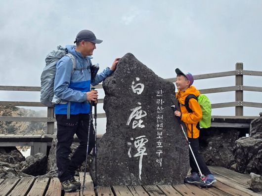 한라산에 오른 아들과 나. 박준형 제공
