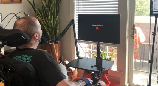 연구진은 실험 참가자가 컴퓨터 화면에 표시된 문장을 말하도록 노력하는 동안, 이와 관련한 뇌 영역의 신호를 수집했다. UC데이비스 제공