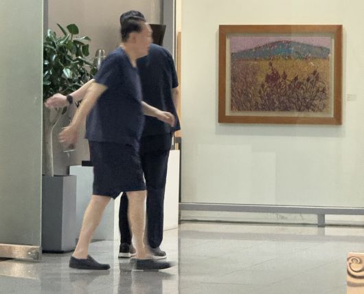 윤석열 전 대통령에 대한 경찰 특별수사단의 2차 출석 요구일인 12일 오전 윤 전 대통령이 소환에 응하지 않은 채 반바지 차림으로 서울 서초구 아크로비스타 상가를 활보하고 있다. 한국일보 제공