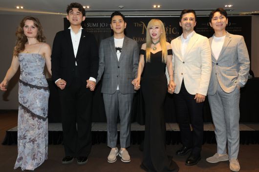 소프라노 조수미가 16일 서울 중구 더플라자호텔에서 열린 기자간담회에서 지난해 제1회 조수미 국제 성악 콩쿠르 입상자들과 포즈를 취했다. 왼쪽부터 소프라노 줄리엣 타키노, 바리톤 지하오 리, 지휘자 최영선, 소프라노 조수미, 테너 조르주 비르반, 테너 이기업. 연합뉴스