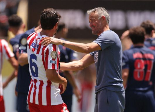 루이스 엔리케 파리 생제르맹 감독이 16일(한국시각) 열린 2025 피파 클럽 월드컵 B조 1차전에서 승리한 뒤 아틀레티코 마드리드의 코케와 인사하고 있다. 패서디나/로이터 연합뉴스