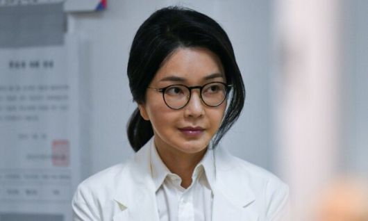 김건희 여사가 지난 3일 서울 서초구 원명초등학교에 마련된 서초구 제3투표소에서 투표를 하기 위해 줄을 서 있다. 공동취재사진