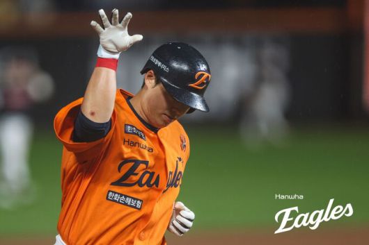 한화 이글스 노시환이 15일 대전 한화생명볼파크에서 열린 2025 KBO리그 엘지 트윈스전에서 홈런을 친 뒤 베이스를 돌고 있다. 한화 이글스 제공