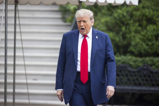 도널드 트럼프 미국 대통령이 15일(현지시각) 미국 워싱턴 디시에서 주요 7개국 정상 회의가 열리는 캐나다 앨버타로 떠나기 전 기자회견을 하고 있다. 워싱턴/EPA 연합뉴스