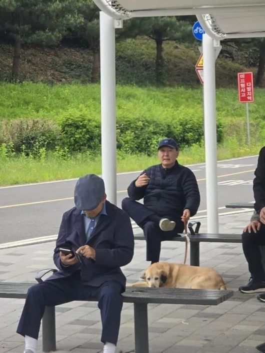 5월5일 서울 동작대교 부근 한강공원에서 포착된 윤석열 전 대통령. 온라인 커뮤니티 갈무리