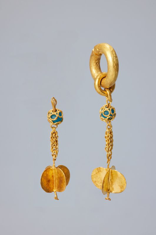 공주 왕릉원 2호분 묘실 바닥에서 출토된 귀걸이 장신구. 무령왕릉에서 출토된 왕비귀걸이와 이어지는 계통으로 분류된다. 국립부여문화유산연구소 제공