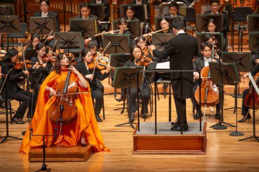 프랑스 첼리스트 카미유 토마가 지난 13일 서울예술의전당에서 국립심포니와 파질 사이가 작곡한 첼로협주곡 ‘절대로 포기하지 말라(Never give up)’를 협연했다. 국립심포니 제공