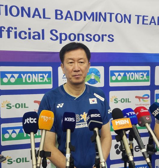 배드민턴 국가대표 박주봉 감독이 17일 충북 진천 국가대표선수촌에서 열린 배드민턴 국가대표 미디어데이에서 취재진을 만나 질문에 답하고 있다. 장필수 기자 feel@hani.co.kr