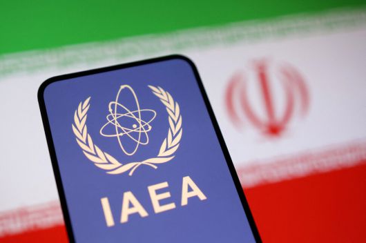 국제원자력기구(IAEA) 로고 뒤로 이란 국기가 보인다. 로이터 연합뉴스