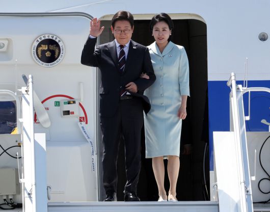 이재명 대통령과 김혜경 여사가 16일(현지시각) 주요 7개국(G7) 정상회의에 참석하기 위해 캐나다 앨버타주 캘거리국제공항에 도착해 인사하고 있다. 캘거리/김태형 기자 xogud555@hani.co.kr