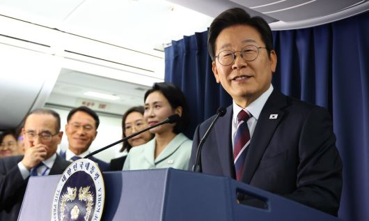 주요 7개국(G7) 정상회의 참석차 캐나다를 방문하는 이재명 대통령이 16일 공군 1호기에서 브리핑을 하고 있다. 김태형 기자 xogud555@hani.co.kr